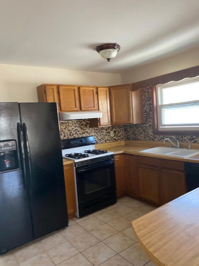 821 Hamilton St unit Upper, Schenectady, NY 12307 - photo 7