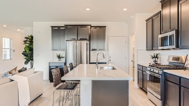 553 Preston Crest St, Henderson, NV 89011 - photo 5