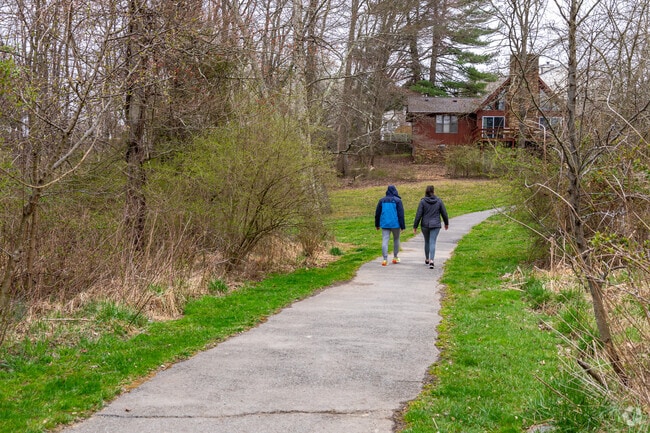Red Run Park's 4.9-mile trail is great for beginner hikers or those wanting a casual stroll.