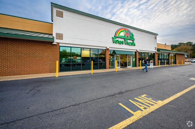 Farm Fresh is a busy, full-service, grocery store in Poquoson West.