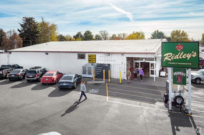 Ridley’s in Kimberly is a hometown grocery store offering fresh produce, quality meats, and everyday essentials.