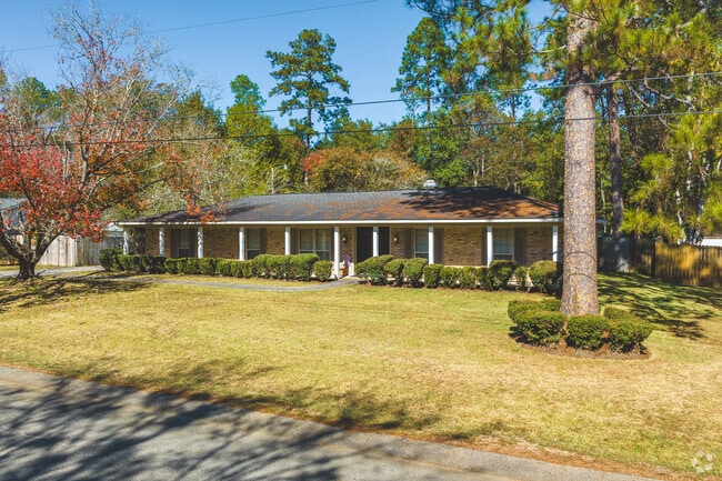 Long ranch style homes are common in the Saraland Neighborhood.