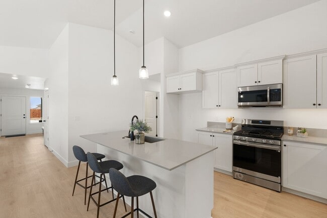 435 NW Monte Vista Ave, Madras, OR 97741 - photo 2