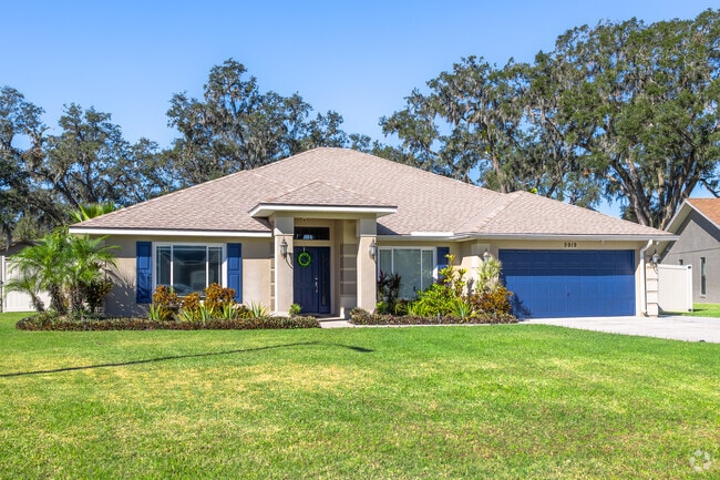 Contemporary homes communities in Medulla offer a wide range of options for owners.