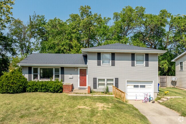 South Shores residents meticulously maintain their landscaping.