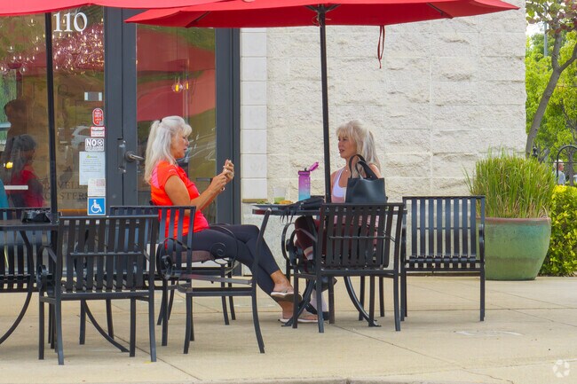 Many restaurants at El Dorado Hills Town Center offer outdoor seating, allowing Blackstone residents to enjoy a meal in the California sunshine.