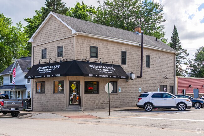 Moscato’s Pizzeria serves Italian favorites to the Candlewick Lake community.