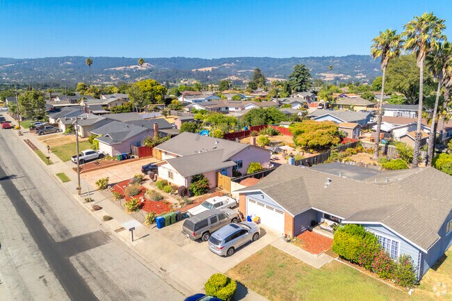 The homes in Amesti have vibrant colors.