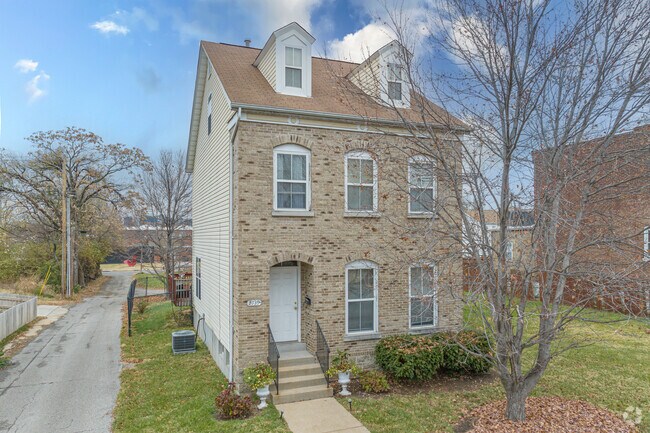 Older colonial-inspired homes can be found throughout Midtown St. Louis.