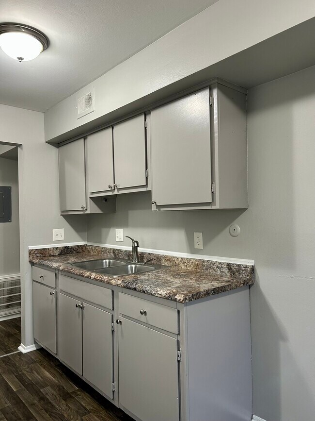 Old Goddard Apartments, Allen Park, MI 48101 - photo 4