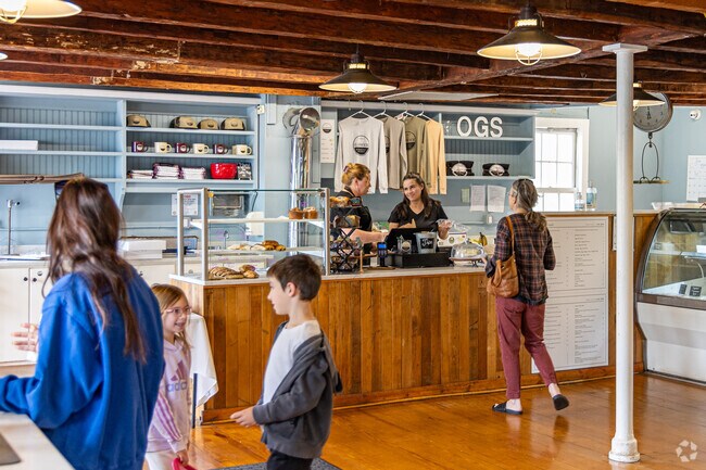 Shops in Tewksbury combine local flavor and charm, offering pantry goods, coffee, baked treats, and home décor.