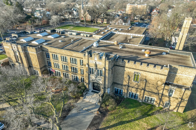 Washington Intermediate in Pekin in situated within a small neighborhood.