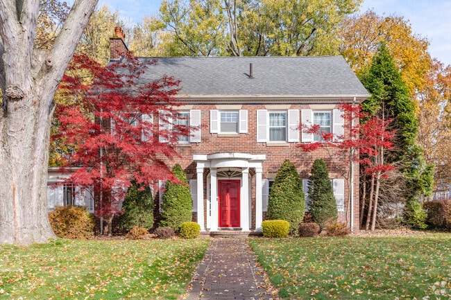 Colonial homes and architectural elements are common in Colonial Heights.