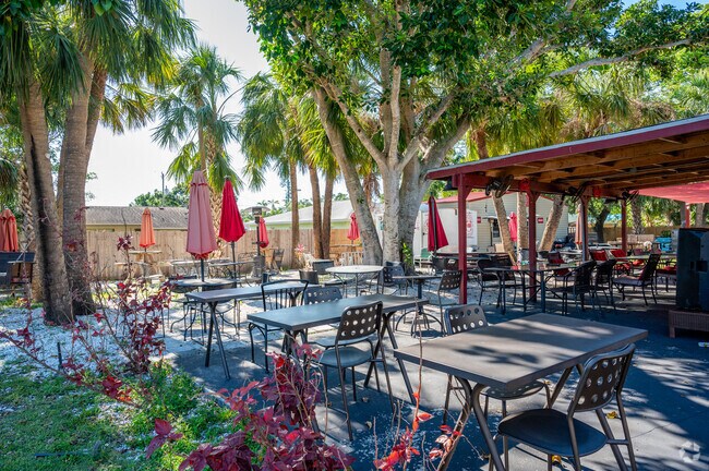 Stroke's Seafood features crab, shrimp and seafood in an easygoing 
outdoor atmosphere in Amaryllis Park.