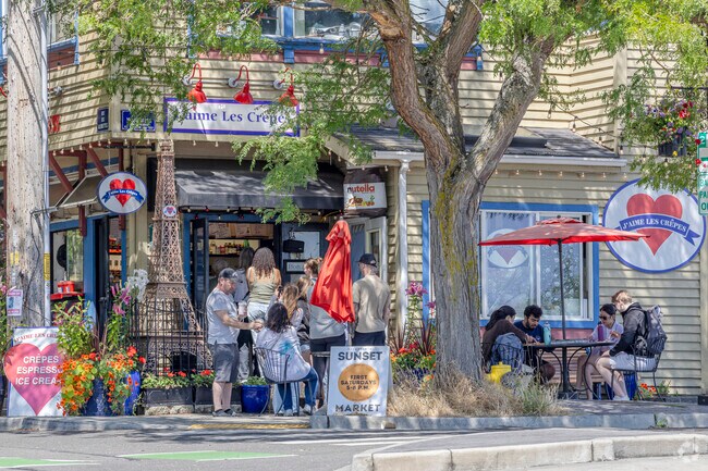 Local Favorite J'aime Les Crepes Creperie offers Ice Cream & Crepes in DT Kingston WA.