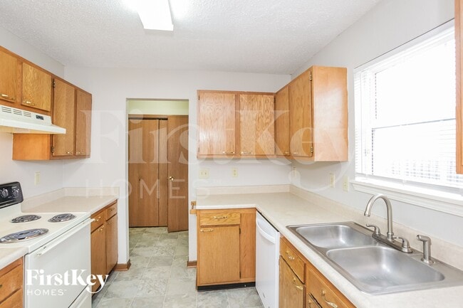 6602 Hazelhatch Dr, Indianapolis, IN 46268 - photo 7