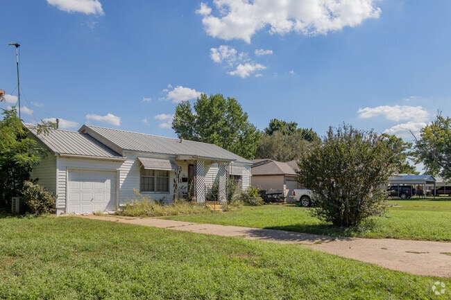 Ranches with well-kept lawns are common throughout the Anadarko area.