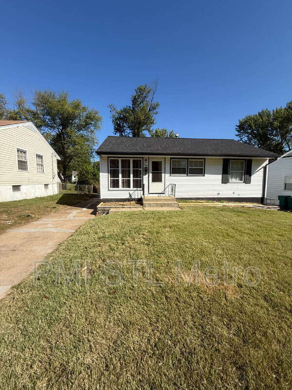 329 Caithness Rd, St. Louis, MO 63137