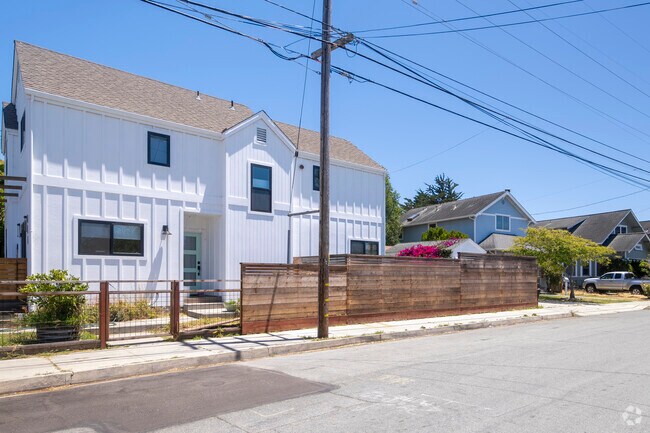 There are a lot of modern homes in the Santa Cruz area.