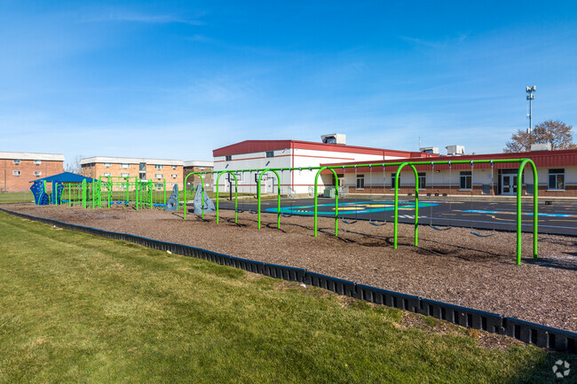 Hoover Elementary School has an overall grade of C- from Niche.com.