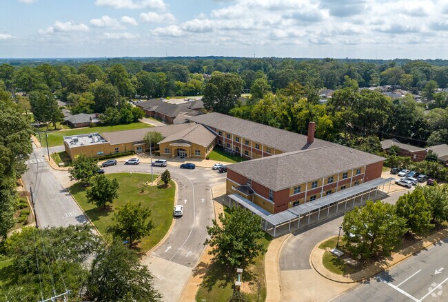 Dalraida Elementary School has a large campus surrounded by homes.