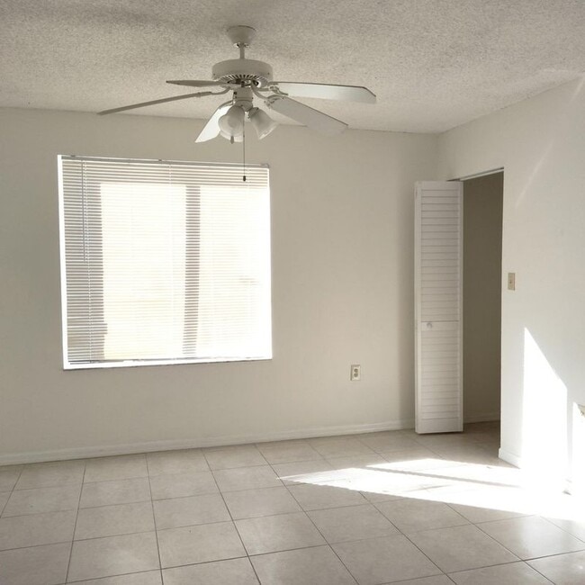 17101 Glenmoor Dr, West Palm Beach, FL 33409 - photo 5