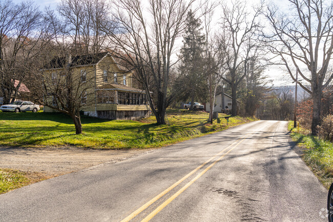A colonial revival sits next to a Cape Cod along Fowler Hollow Rd in Taylor.