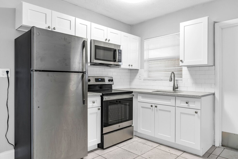 Updated 1bd Apartments - Walk to Young Circle!, Hollywood, FL 33020 - photo 1