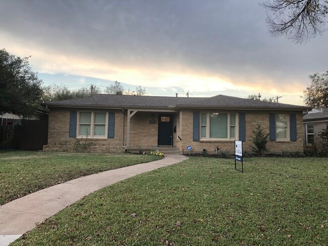 1605 Elizabeth Blvd, Fort Worth, TX 76110 - photo 2