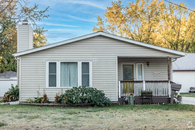 Cottages in Franklin Rogers Park are small, cozy homes that are typically 1,000 to 1,200 square feet.