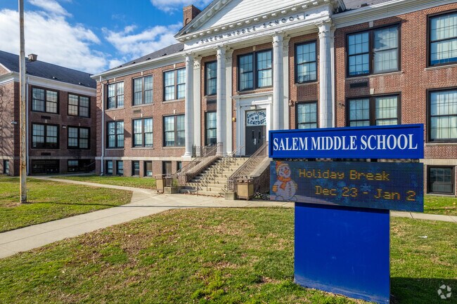 Salem Middle School has an overall C score on Niche.com.