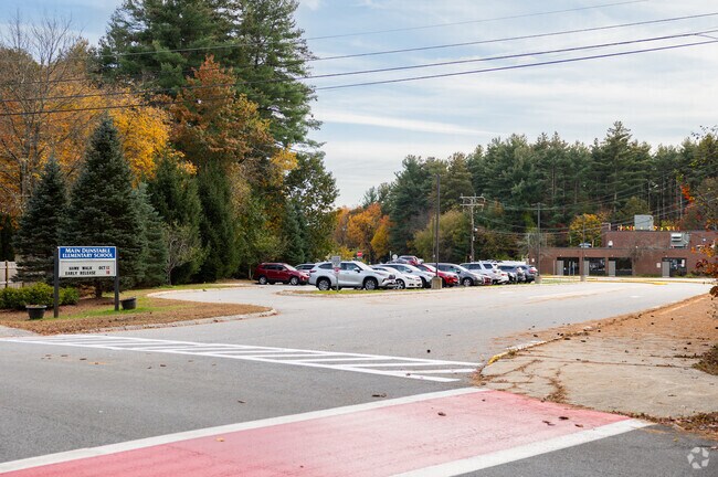 Young students in West Hollis, NH can attend Main Dunstable Elementary School.