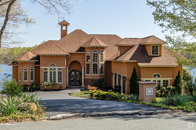 Find spacious and beautiful homes in Lake Monticello.