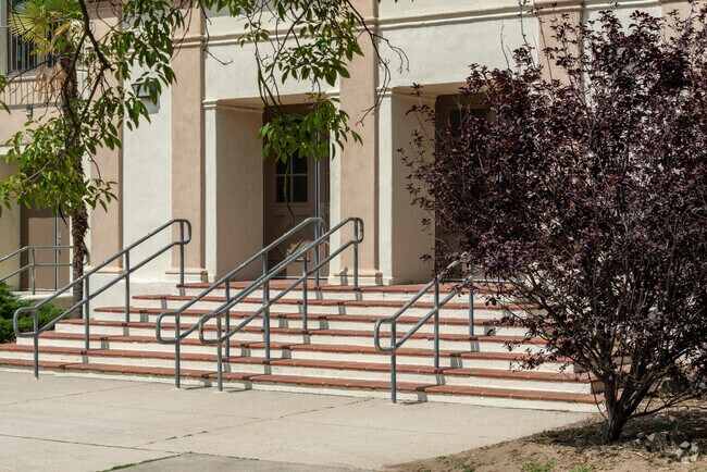 Willard Elementary School is a public magnet school located in San Pasqual.