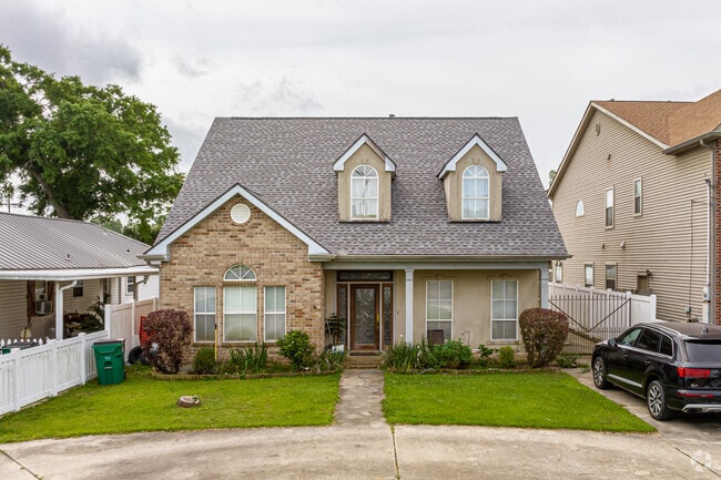 In Metairie Terrace, American Cottages are found throughout the neighborhood.