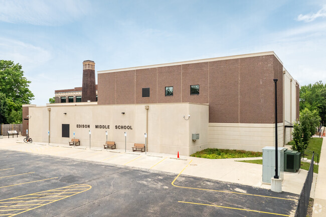 Edison Middle School has an overall Niche score of B.