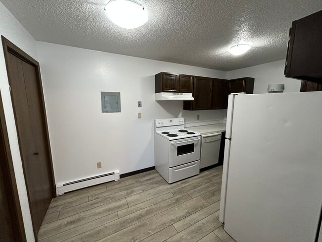 907 Thomas Ave, Jamestown, ND 58401 - photo 2