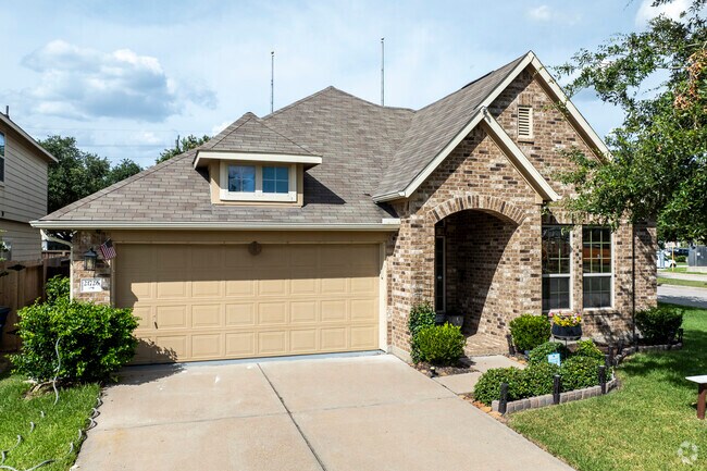 One story brick traditional homes are commonly found in Spring Terrace in Klein Crossing.