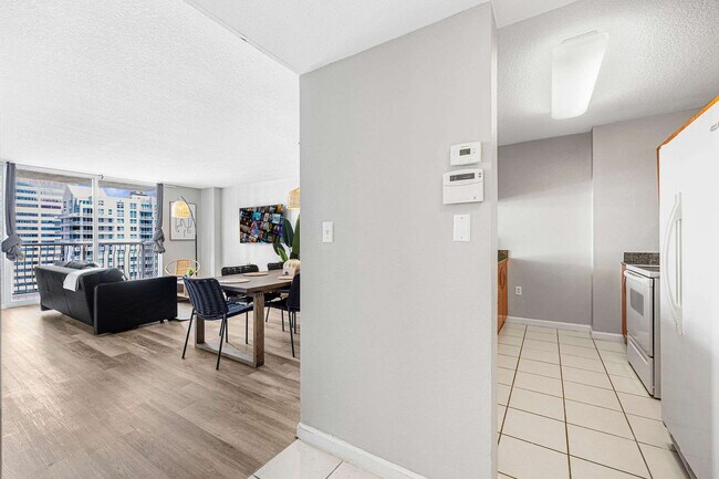 1 SE 12th St unit FL30-ID1022225P, Miami, FL 33131 - photo 2