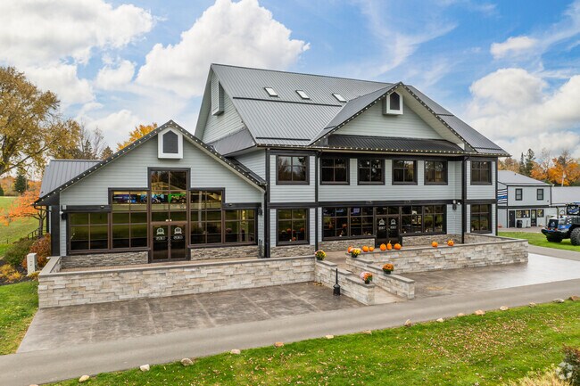 The Ontario Golf Club has a large country club at its center that also serves food.