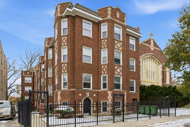 7608 S Saginaw Ave, Chicago, IL 60649 - photo 4