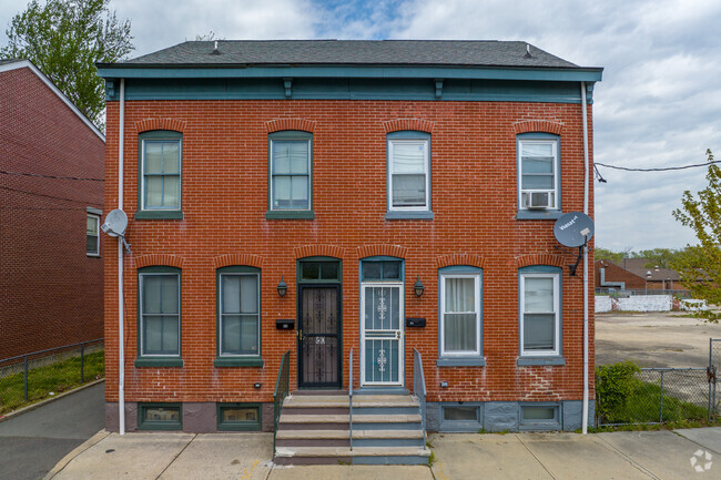 Semi-detached split homes are popular in the neighborhood of Battle Monument.