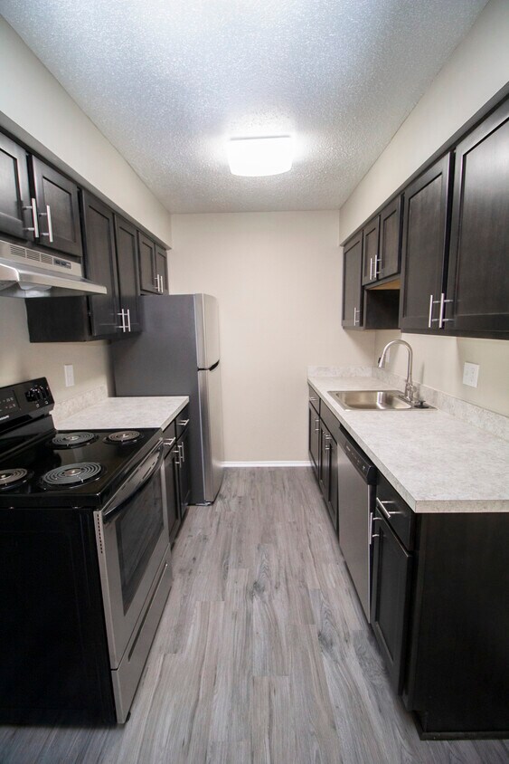 Beachwood Townhomes 38001 Clubhouse Ln, Harrison Township, MI