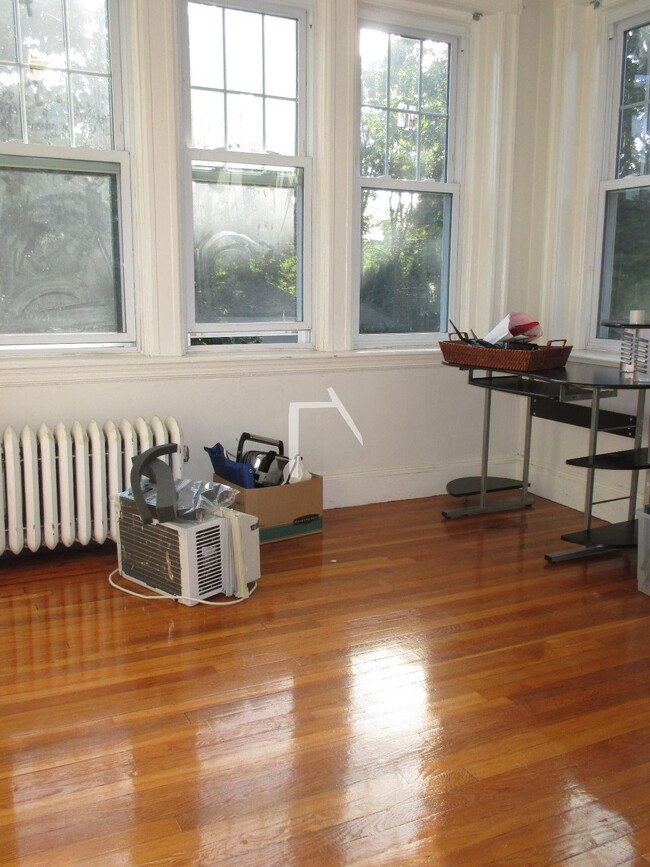 724 Washington St, Brookline, MA 02445
