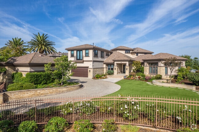 Mansions in Raymond Hills can be over 6,500 square feet, with 5 bedrooms and 6.5 bathrooms.