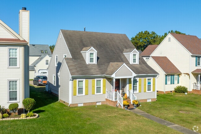 Cape cod homes are found throughout Stonebridge/Middle Towne Arch.