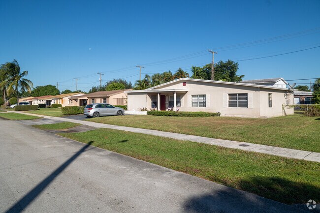 Cozy ranch homes in a row in Broward Estates in Ft Lauderdale.
