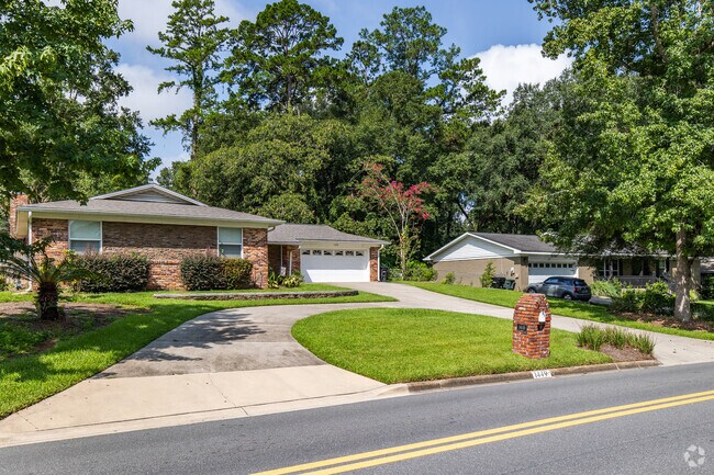 Live amongst peaceful neighbors in Thomasville in Tallahassee, FL.