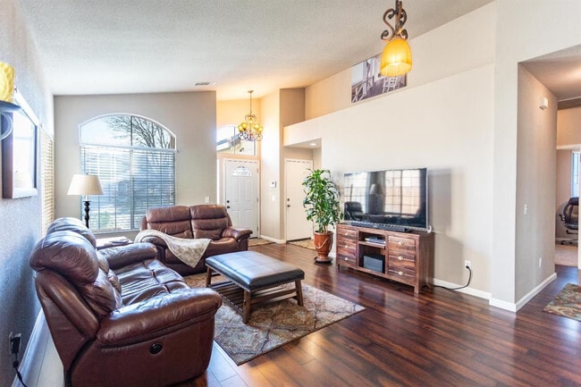 9316 Caulfield Dr, Elk Grove, CA 95758 - photo 2