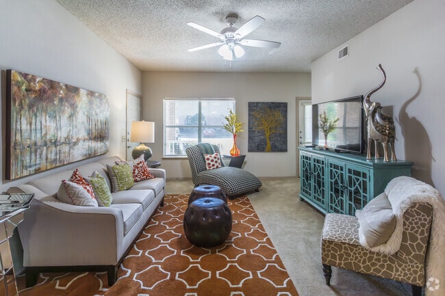 2BR, 2BA - 1,043SF - Living Area
